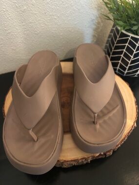 Crocs Getaway Platform Flip Flops in the color Quartz Women’s Size 9